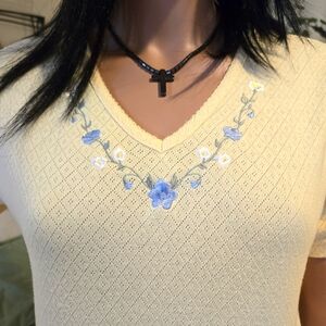 Wrangler Woman's Yellow Embroidered Short Sleeve V-Neck Top Size Small